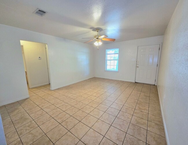 Building Photo - AVAILABLE NOW! - 2 WEEKS FREE (SECTION 8 A...