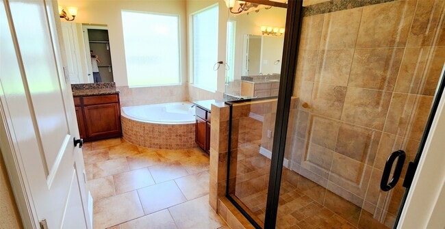 Building Photo - 16303 Lakewood Field Dr