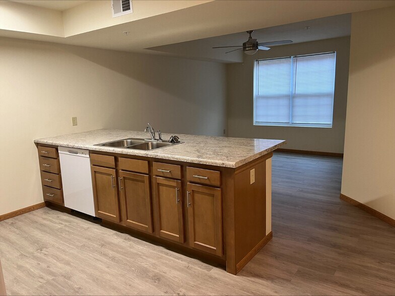 Building Photo - 350 Elk Village Dr