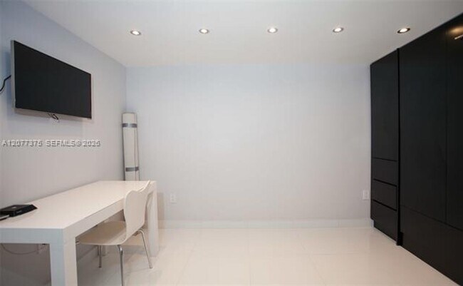 Building Photo - 400 South Pointe Dr