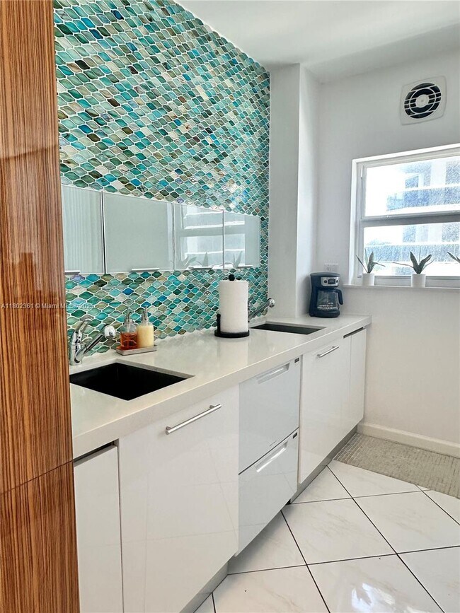 Building Photo - 4747 Collins Ave