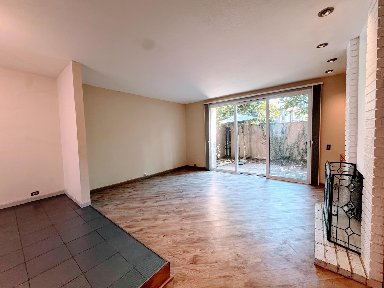 Building Photo - 2224 Woodside Ln