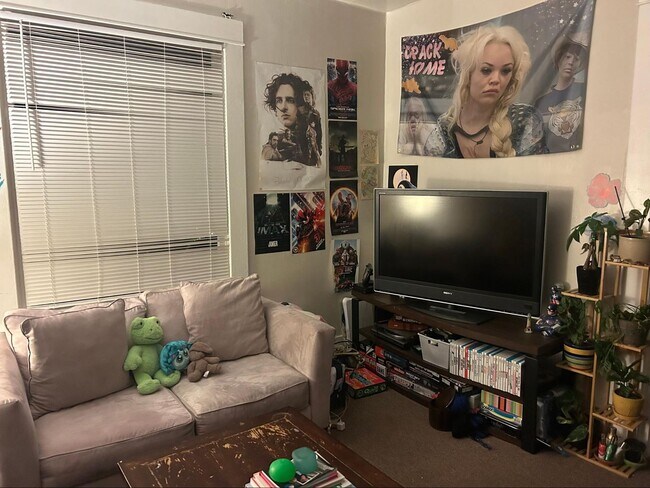 Building Photo - PRELEASE: Spacious 6+ bdrm/2 bath in York Neighborhood