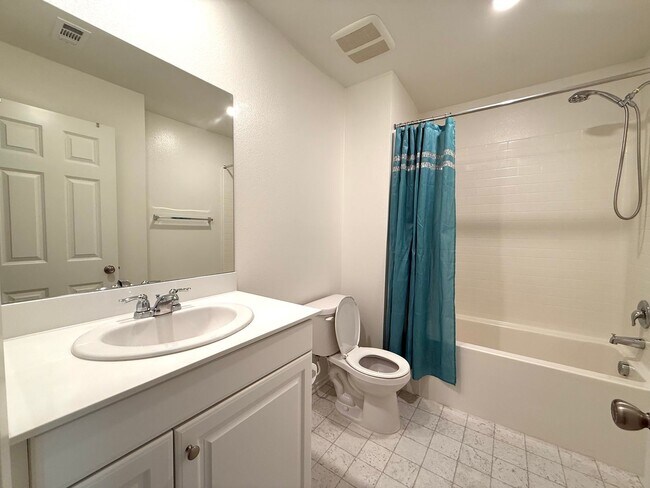 Building Photo - Modern Three Bedroom Townhouse in gated community of El Paseo $2,995.