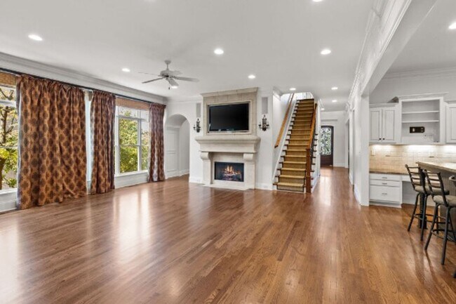 Building Photo - Impeccable Green Hills Home