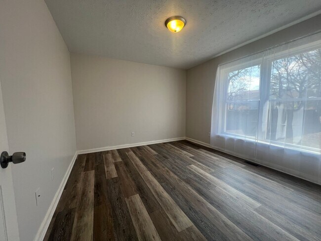 Building Photo - Spacious 3 Bedroom