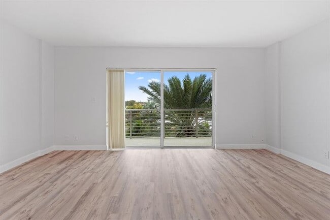 Building Photo - 2900 NE 30th St