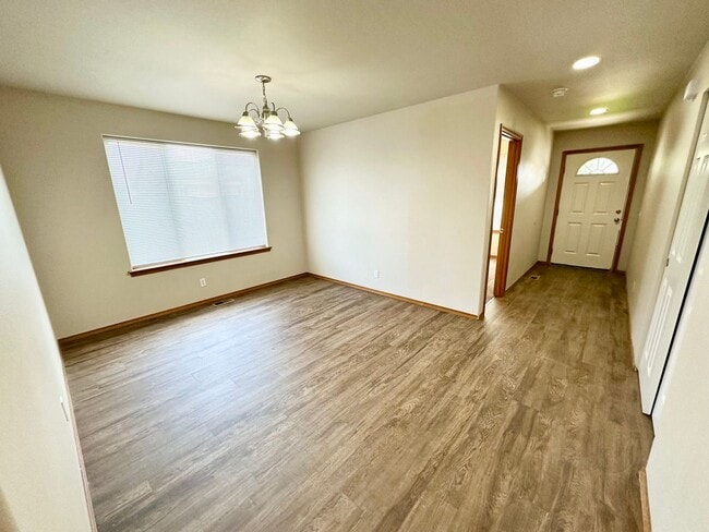 Building Photo - 4 Bed 2 Bath Home with Garage and Yard