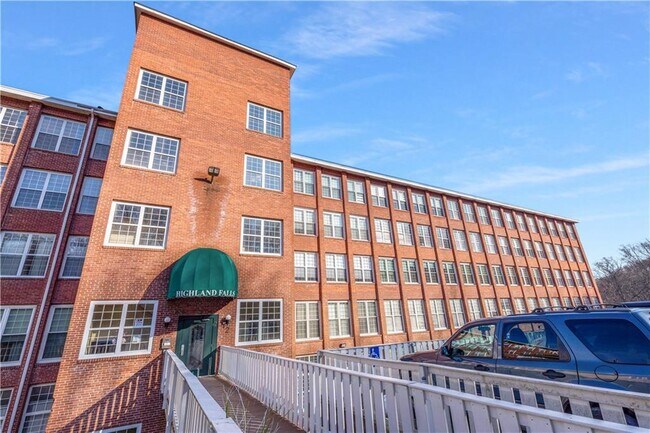 Building Photo - 2 School St