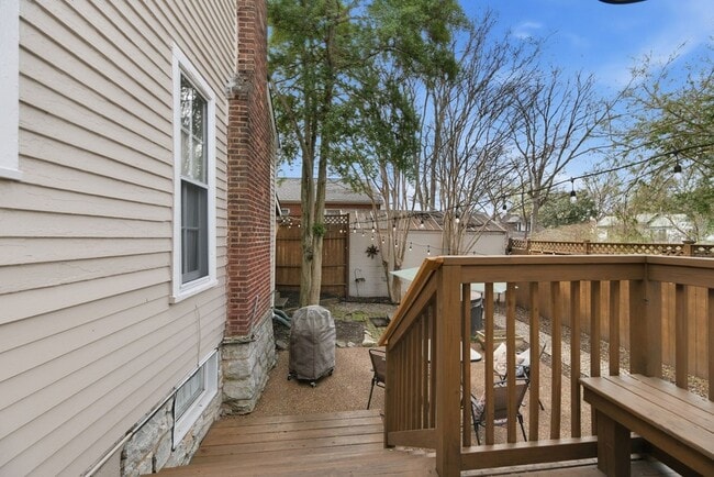 Building Photo - 117 7th Ave N