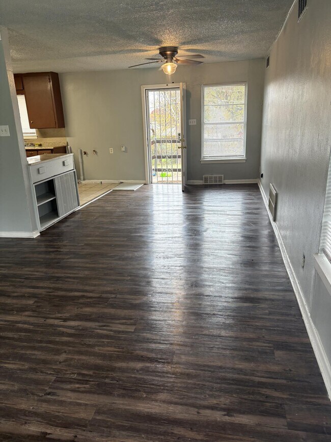 Building Photo - 2125 Kingsdale Dr