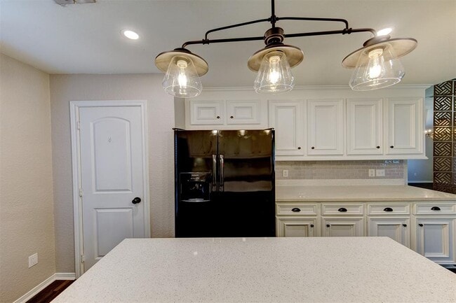 Building Photo - 402 Live Oak Ln