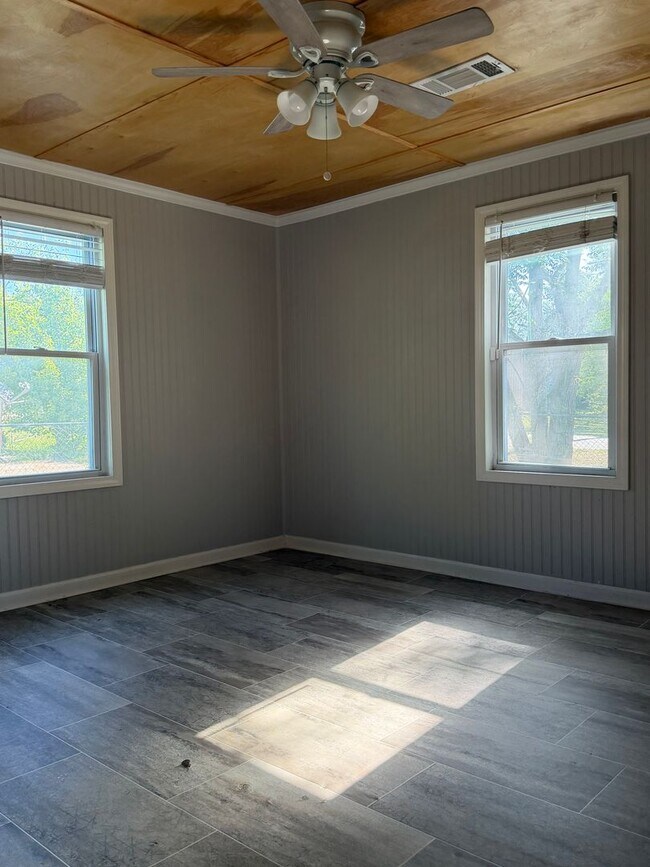 Building Photo - 159 Circle Dr