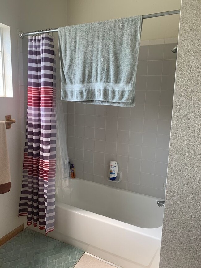 Building Photo - Beautiful 2 Bedroom + Loft  End Unit Townhome in Loveland!