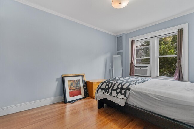 Building Photo - 122 W 39th St