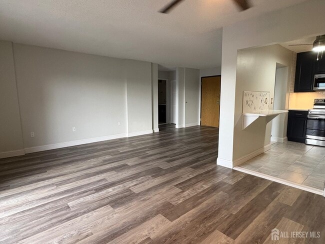 Building Photo - 10 N Wood Ave