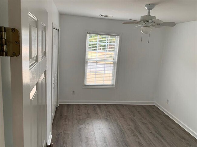 Building Photo - 1401 Redbud Way