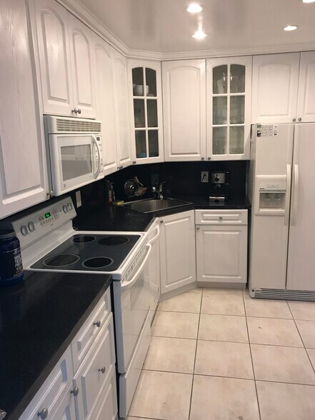 Building Photo - 9381 E Bay Harbor Dr