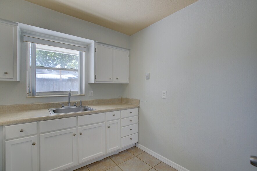 Kitchen - 604 NE 12th Ave