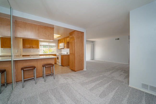 Building Photo - Beautiful 4 Bd Townhouse