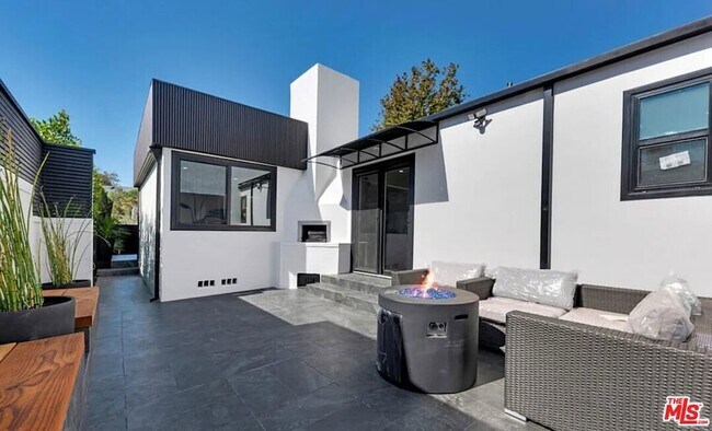 Building Photo - 418 N Bowling Green Way