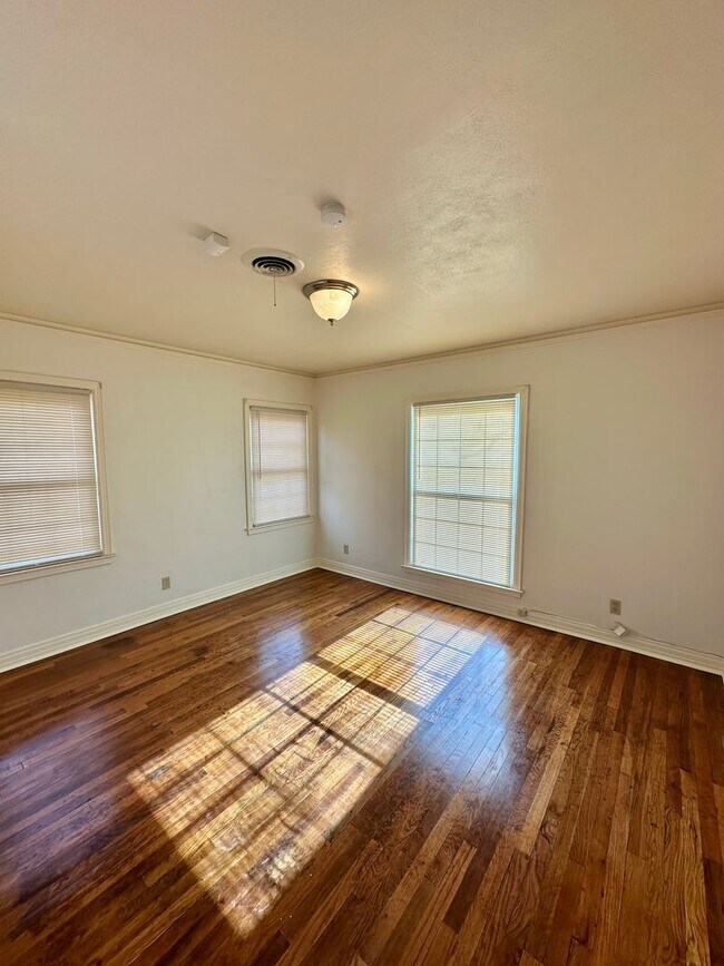 Building Photo - If You’ve Been Looking for Cozy, This Might Be It | 2/1 Pre-Leasing For 8/1