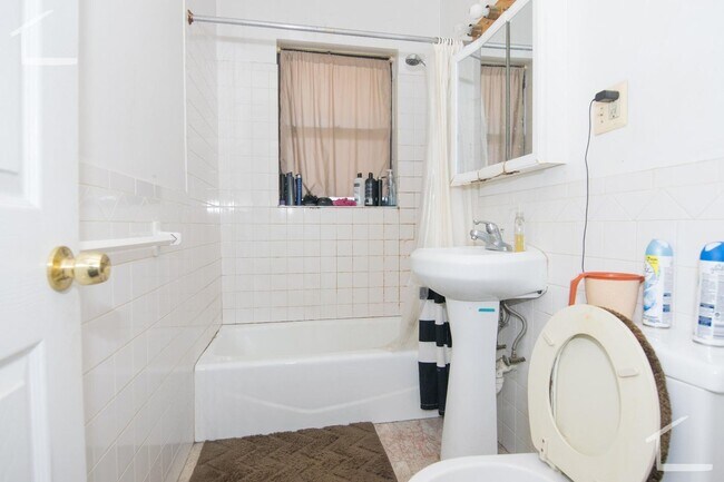 Building Photo - 9/1 Spacious top floor 4BR/2BA with heat inc, balcony!