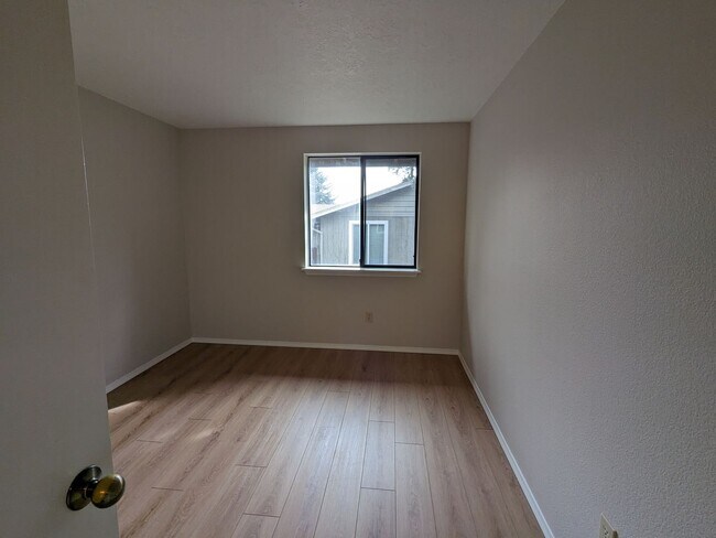 Building Photo - Charming 3x2 on Cul-de-sac with a double-car garage and fenced backyard near Hollinshead Park in ...