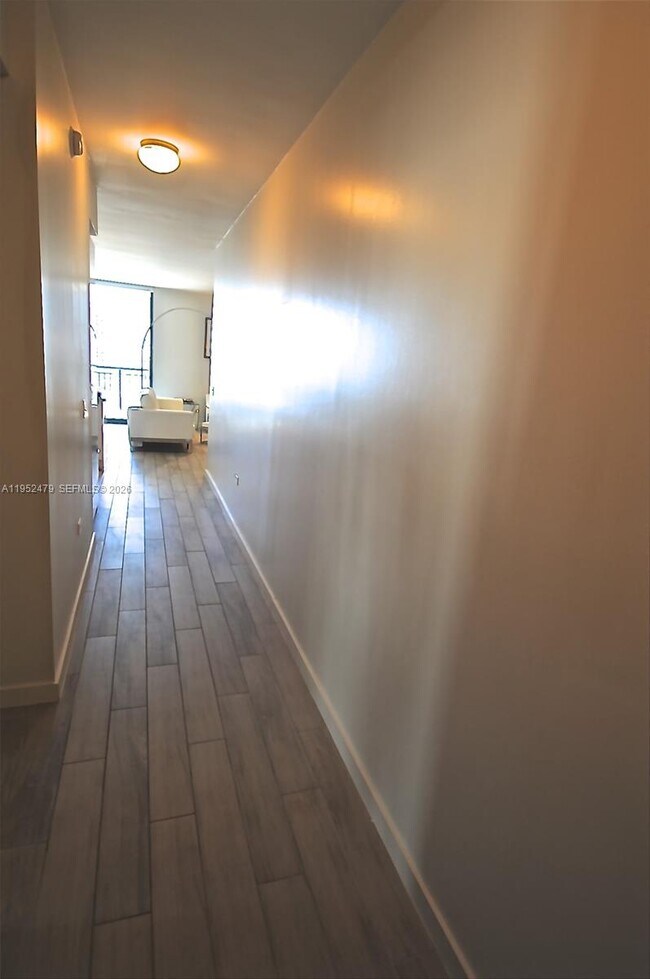 Building Photo - 999 SW 1st Ave