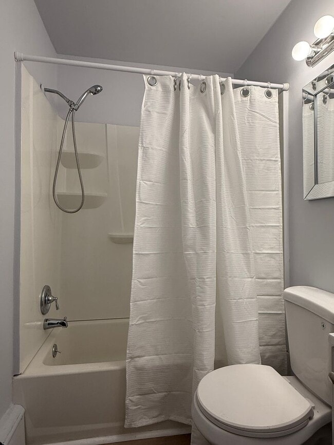 Building Photo - Newly Updated 2 Bed in Aston