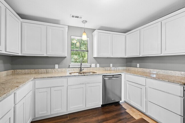 Building Photo - Beautiful home located in the heart of Fayetteville