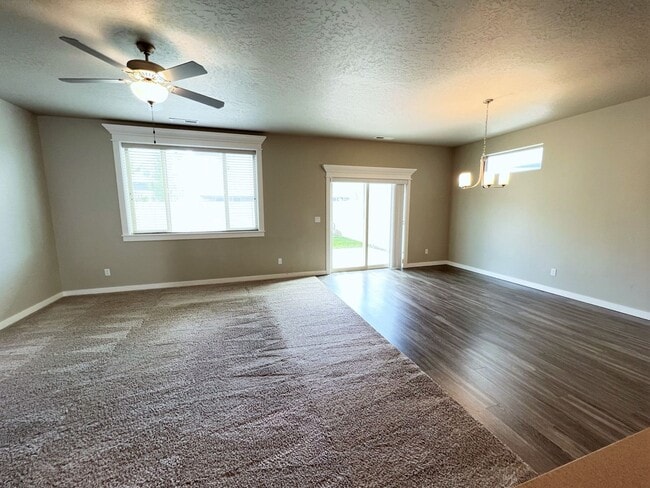 Building Photo - Beautiful 4 bed 2.5 bath Blackrock home in the Verado Subd just off N Locust Grove and Ustick Rd