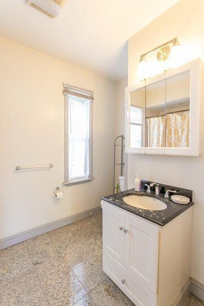 Building Photo - Second Floor Spacious 3 Bd 1 Bath Near Nor...