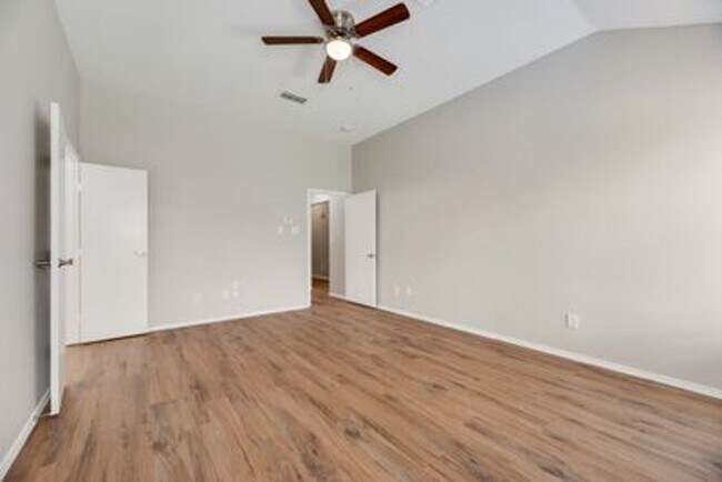 Building Photo - Beautiful newly redone single story home i...