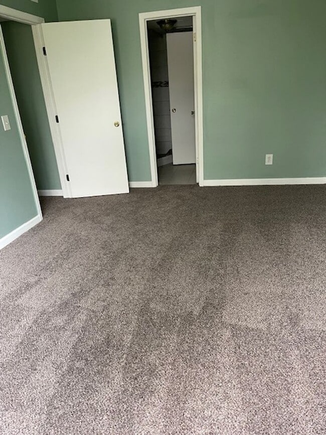 Building Photo - 3 Bedroom, 2 1/2 bath, 2 story condo for r...