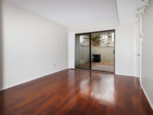 Building Photo - 6211 Ludington Dr