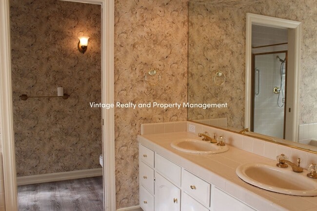 Building Photo - Top Of The Line Big 2/3 Bedroom Single Story Home Ready to Go!!!