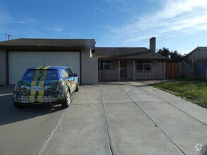 Building Photo - Single Story 3 Bedroom Home in Santa Maria