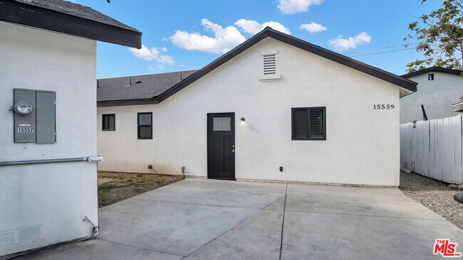 Building Photo - 15559 Three Palms St