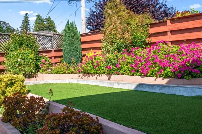 Building Photo - Charming Single-Family Home in a Desirable...