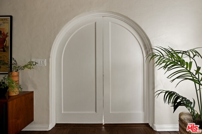 Building Photo - 1518 N Beverly Dr