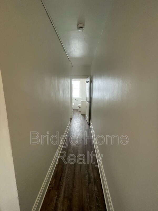 Building Photo - 136 S Spring Ave