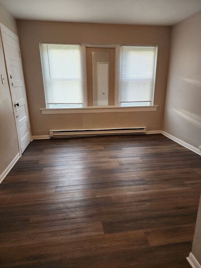 Building Photo - 909 W Adams St