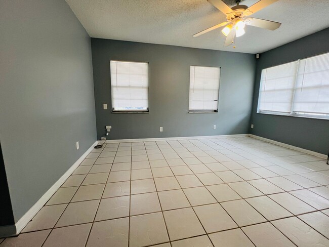 Building Photo - Central Tampa 3Br - Section 8 Welcome!