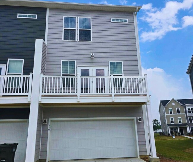 Building Photo - Spacious 4-Bedroom Home with Gourmet Kitch...