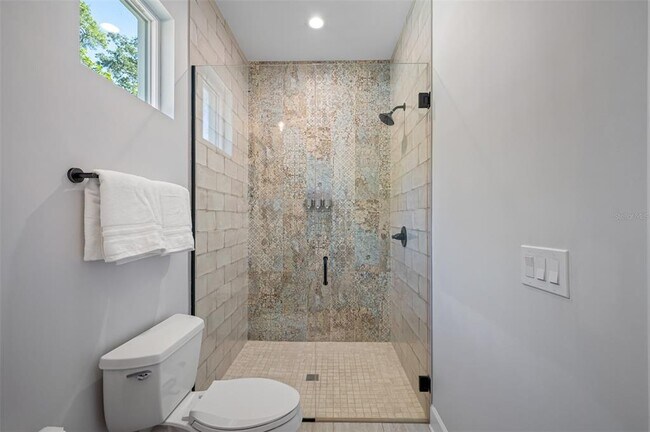 Building Photo - 902 W Plymouth St