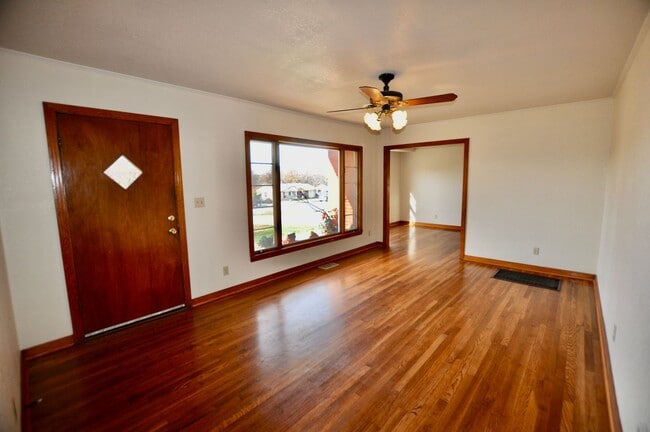 Building Photo - FOR LEASE! Nice 5 BR - 3 Bath - 2,600+ sf ...