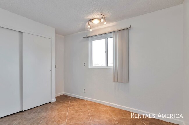 Building Photo - Availabe now 1 bed 1 bath