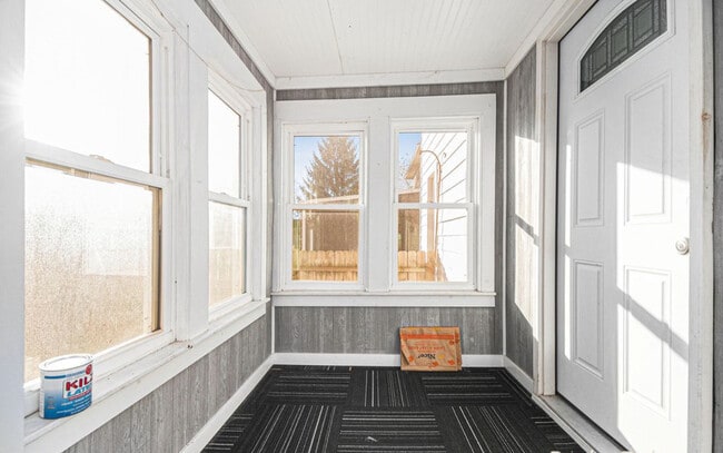 Building Photo - 778 Eleanor St NE