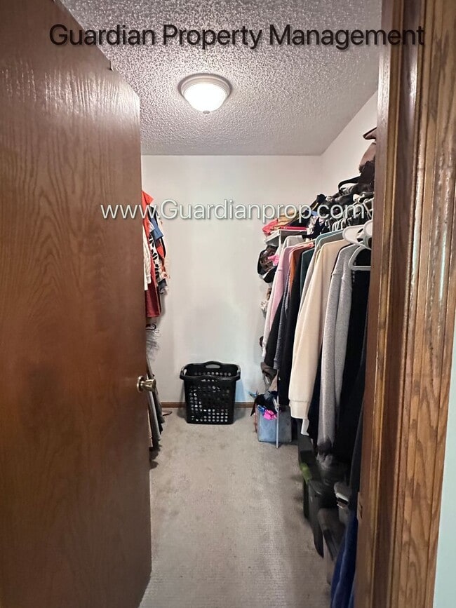 Building Photo - St Louis Park 2 Bedroom Town Home, Dishwasher, 1 Car Garage, Central Air, W/D